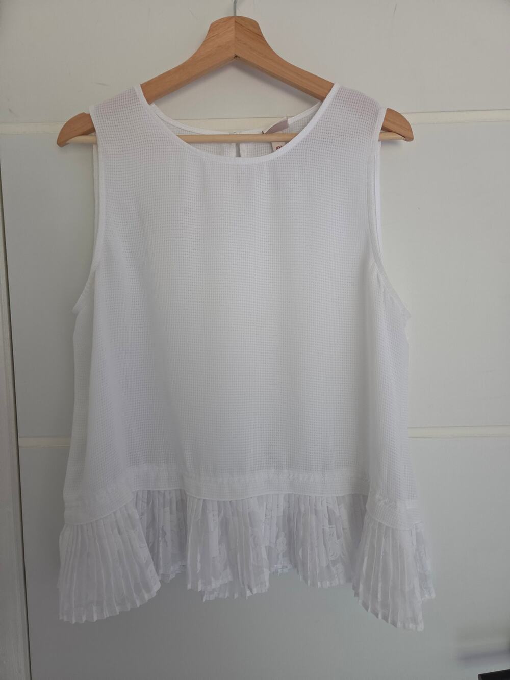 Merona XXL White Sleeveless Textured Pleated Hem Blouse Keyhole Back